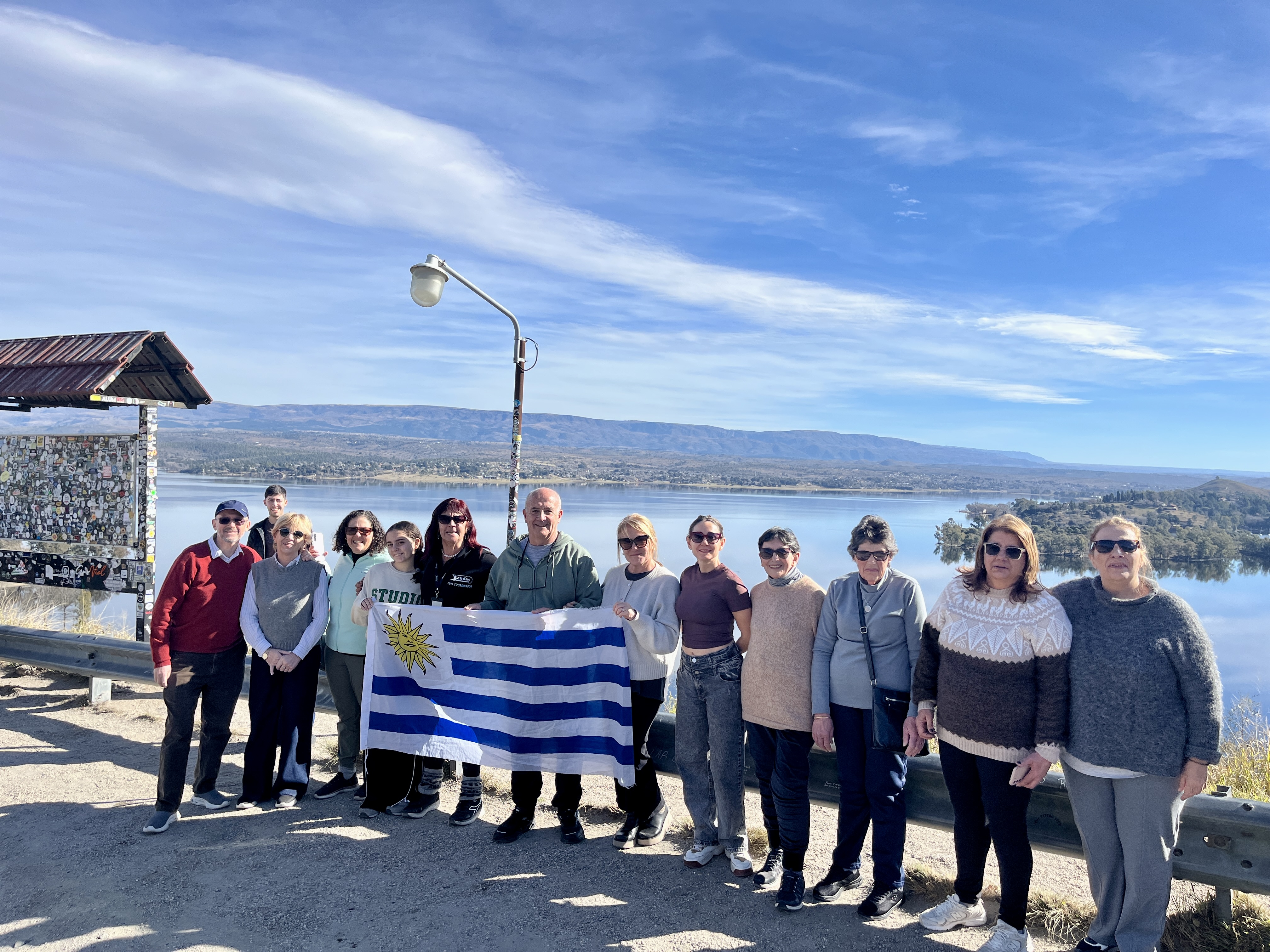 Vehículo de Lumini en una parada junto al lago San Roque